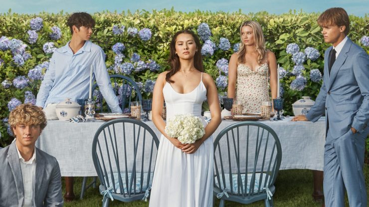 Actorii serialului „The Summer I Turned Pretty” au devenit ținta abuzurilor din partea fanilor. Plot-ul serialului i-a împărțit pe spectatori în două tabere: „Team Conrad” și „Team Jeremiah”