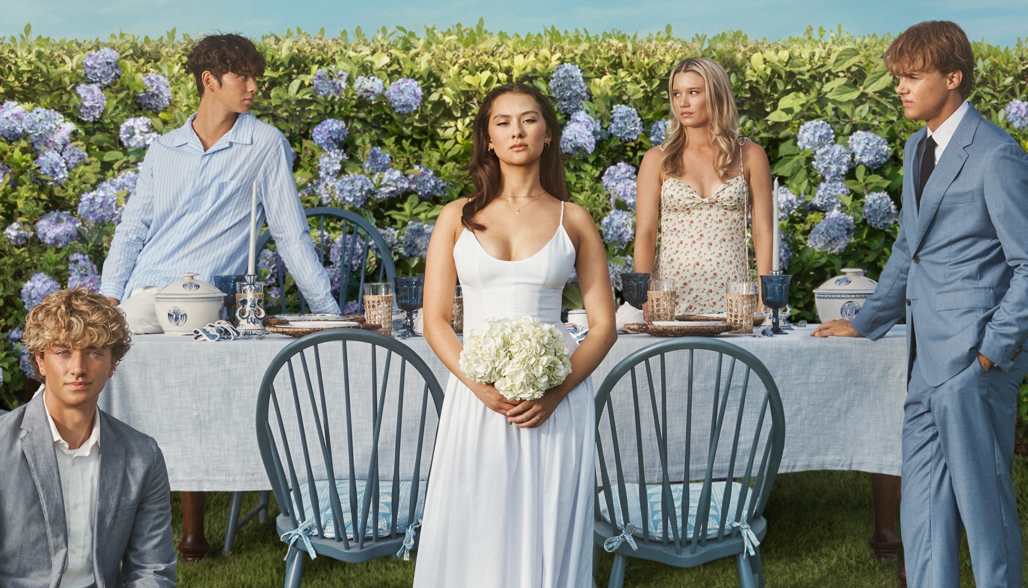 Actorii serialului „The Summer I Turned Pretty” au devenit ținta abuzurilor din partea fanilor. Plot-ul serialului i-a împărțit pe spectatori în două tabere: „Team Conrad” și „Team Jeremiah”