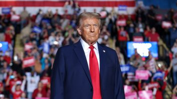 Administrația Trump a inițiat concedierea a 500 de angajați ai Voice of America. Mișcarea e parte a unui plan de reducere a personalului