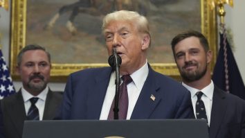 Vrei să mergi în SUA? Trump ar putea solicita o garanție de 15.000 de dolari unor solicitanţi de vize turistice şi de afaceri