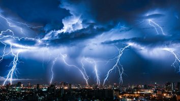 Vremea rămâne instabilă, cu ploi de scurtă durată și descărcări electrice. Ce temperaturi ai în acest weekend