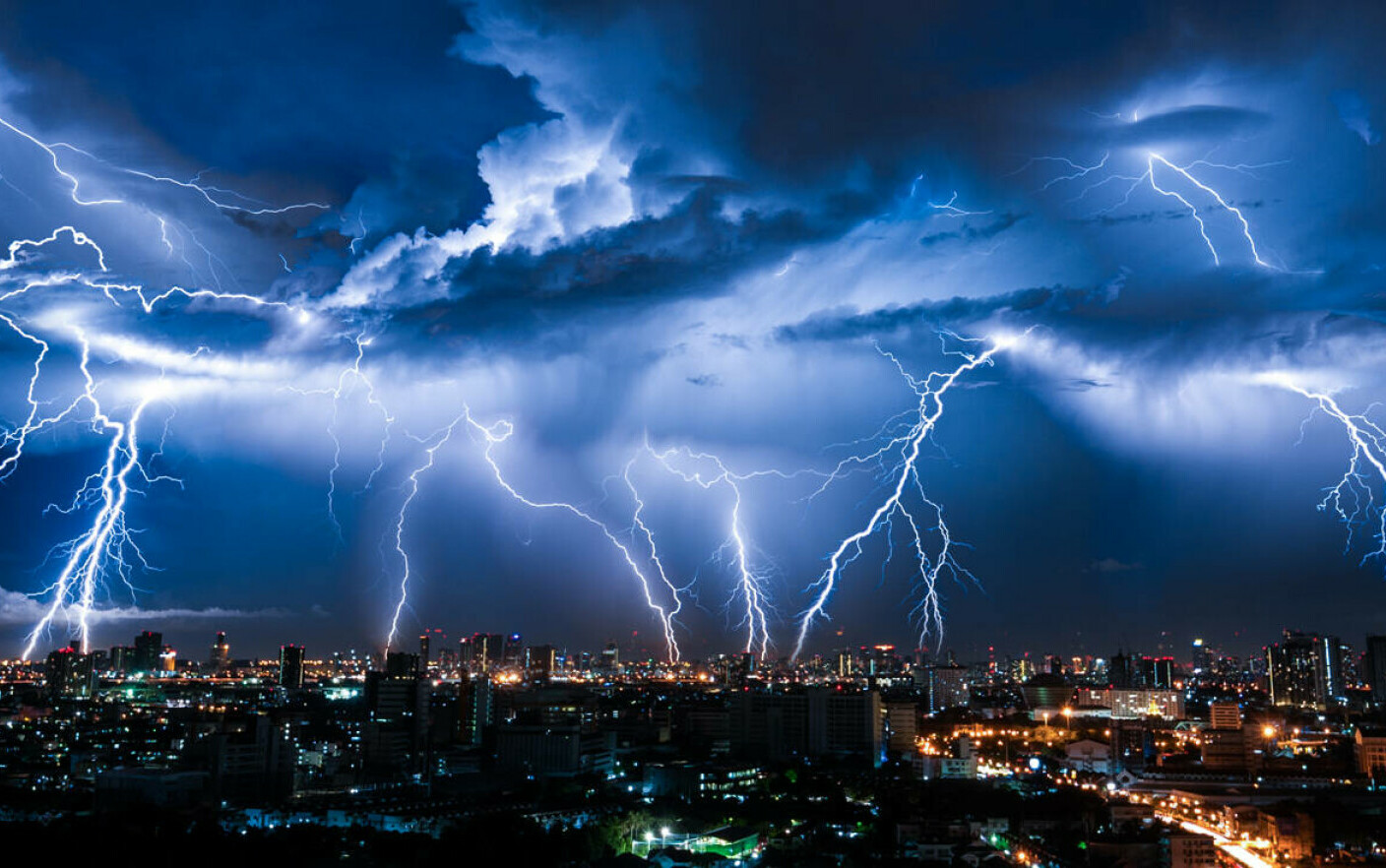 Vremea rămâne instabilă, cu ploi de scurtă durată și descărcări electrice. Ce temperaturi ai în acest weekend