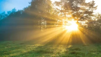 Mâine te bucuri de soare și 13°C în sud, însă ploile apar în vestul țării. Cum va fi vremea în weekend