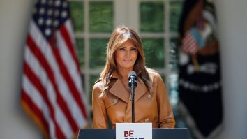 Melania Trump i-a trimis o scrisoare lui Putin despre copiii afectați de război. Trump i-a înmânat documentul în timpul întâlnirii din Alaska