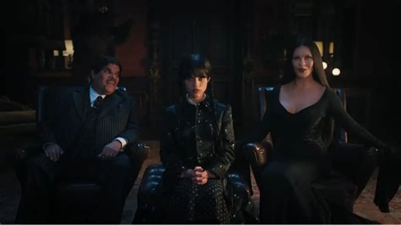 Netflix lansează trailer-ul pentru ultima parte a sezonului doi din „Wednesday”. Un personaj îndrăgit revine în faimoasa serie