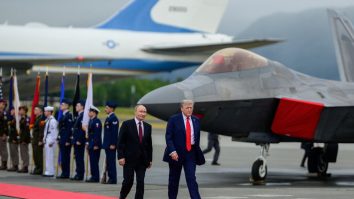 VIDEO. Demonstrație de forță din partea SUA în fața lui Putin, în Alaska: Unul dintre bombardierele B-2 și patru avioane F-35 au survolat cerul în timp ce Putin și Trump defilau pe covorul roșu: „Să știe ce-l așteaptă dacă întrece limita”