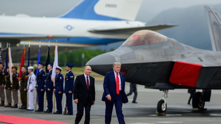 VIDEO. Demonstrație de forță din partea SUA în fața lui Putin, în Alaska: Unul dintre bombardierele B-2 și patru avioane F-35 au survolat cerul în timp ce Putin și Trump defilau pe covorul roșu: „Să știe ce-l așteaptă dacă întrece limita”