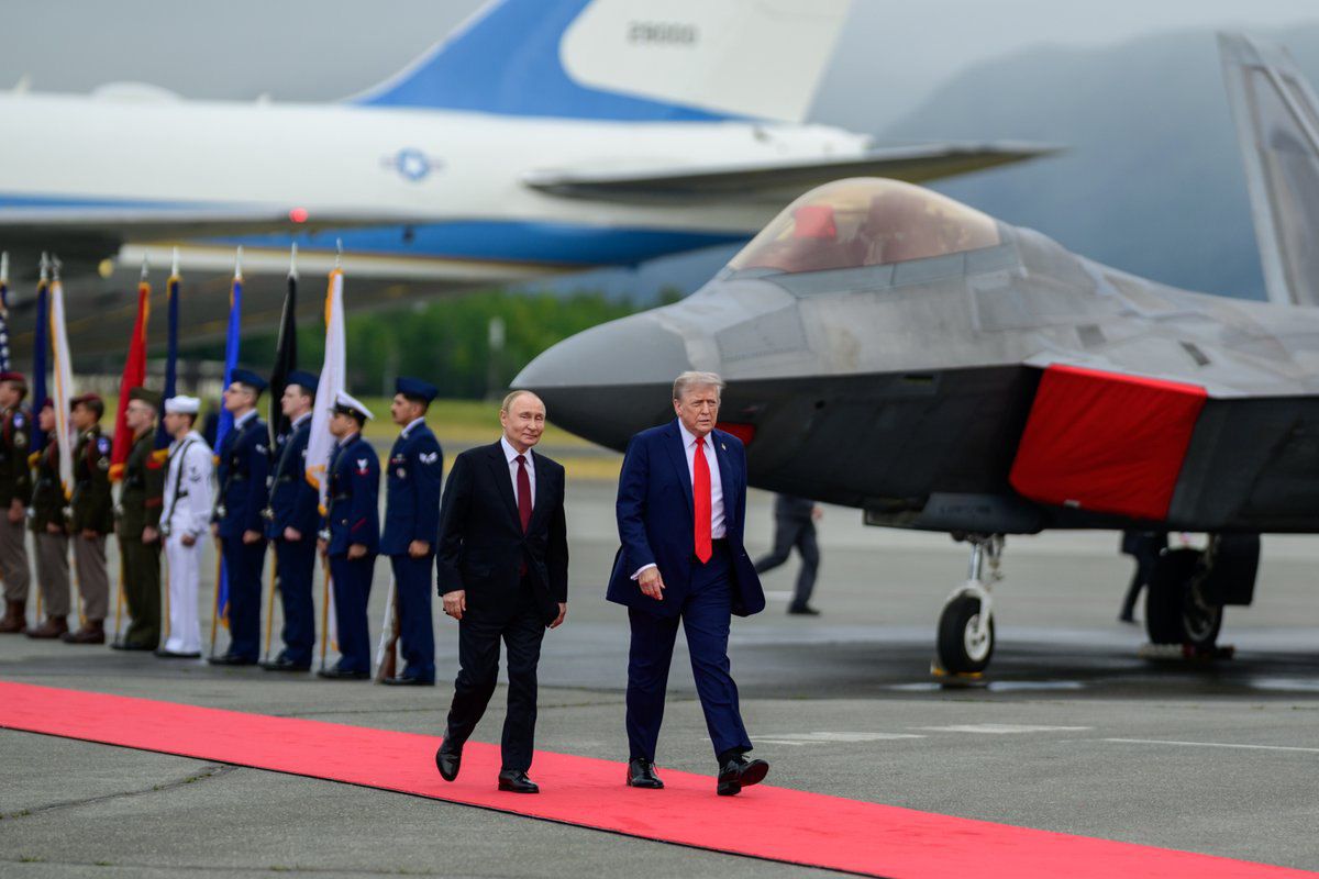 VIDEO. Demonstrație de forță din partea SUA în fața lui Putin, în Alaska: Unul dintre bombardierele B-2 și patru avioane F-35 au survolat cerul în timp ce Putin și Trump defilau pe covorul roșu: „Să știe ce-l așteaptă dacă întrece limita”