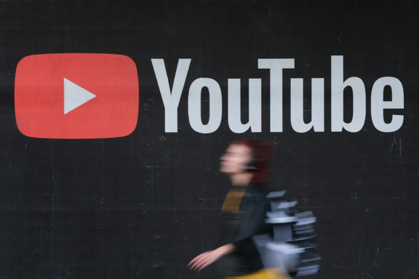 YouTube testează în SUA un nou sistem bazat pe Inteligență Artificială. Acesta estimează dacă un utilizator are sub 18 ani
