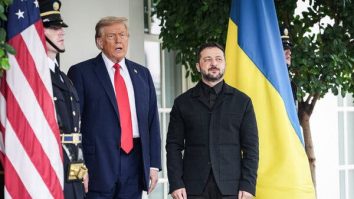 FOTO. Zelenski a purtat costum la întâlnirea bilaterală cu Trump de la Casa Albă. În februarie, Președintele ucrainean a fost ținta ironiilor din cauza ținutei