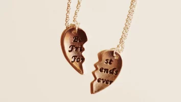 Cum îți ții prietenii aproape? Mihaela Sahlean, psiholog: „Prietenia nu este o instituție, nu este nici măcar reglementată. Dar este un dar fragil”