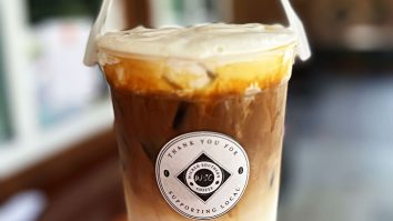 Trendul „coffee bucket” este tot mai popular pe TikTok. Cafenelele din SUA vând cafeaua în recipiente mari