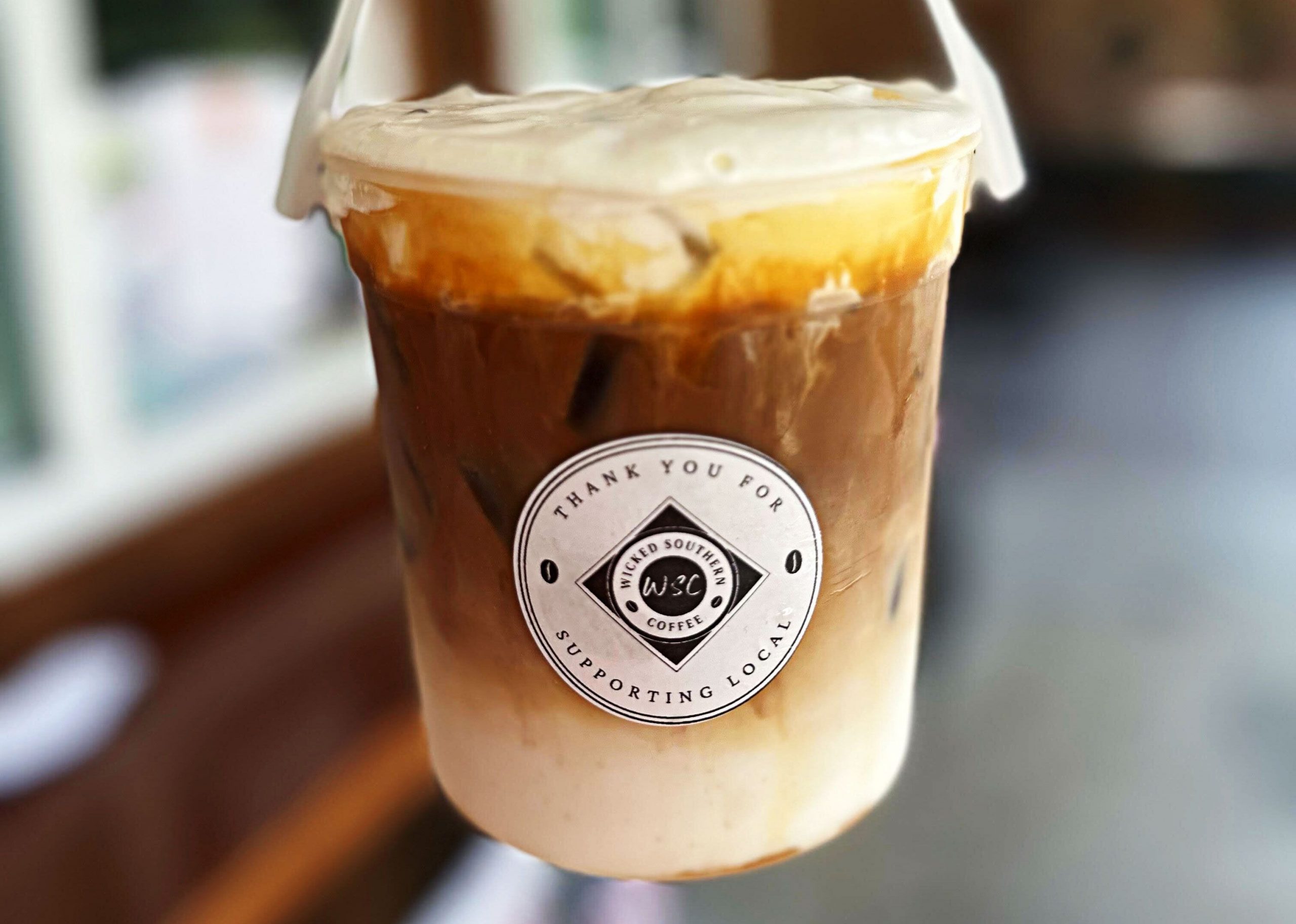 Trendul „coffee bucket” este tot mai popular pe TikTok. Cafenelele din SUA vând cafeaua în recipiente mari