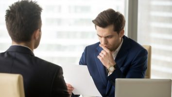 Cum evoluează relația dintre angajați și șefi în România? Cristian Hostiuc: „Cea mai mare parte consideră că numai cei care au avut pile cunoștințe și relații au putut să facă afaceri”