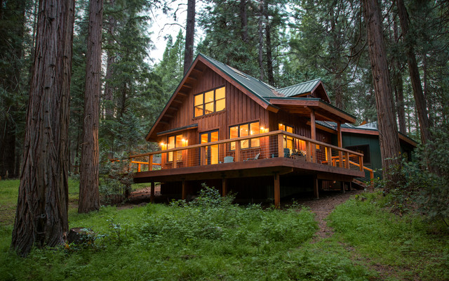 Unde mergi în vacanța vara asta? Descoperă 3 cabane din România unde te poți relaxa în inima pădurii