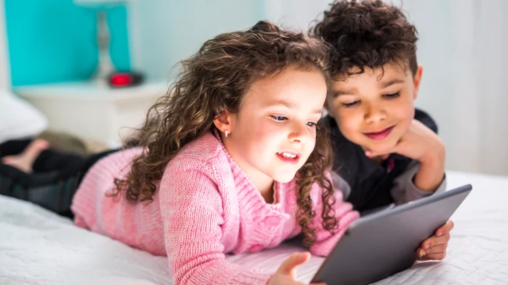 Copiii pot fi expuși multor pericole în spațiul online. Cum ar putea părinții să transforme mediul digital într-unul sigur pentru copiii lor
