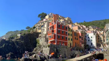 Europa impune reguli stricte turiștilor: Amenzi de până la 2.500 € pentru încălțăminte neadecvată și alte comportamente interzise