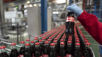 Românii nu mai beau la fel de multe răcoritoare: Energizantele au menținut Coca-Cola HBC pe linia de plutire