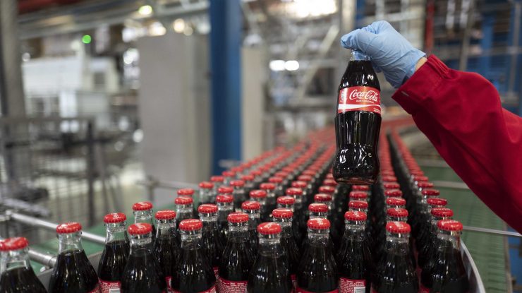 Românii nu mai beau la fel de multe răcoritoare: Energizantele au menținut Coca-Cola HBC pe linia de plutire