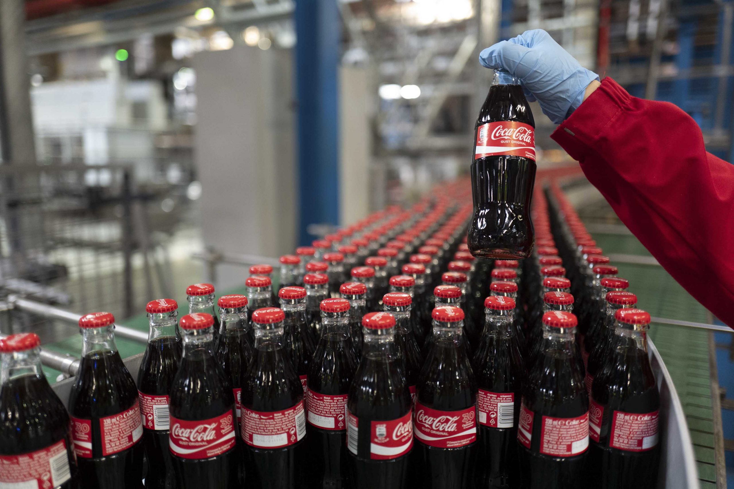 Românii nu mai beau la fel de multe răcoritoare: Energizantele au menținut Coca-Cola HBC pe linia de plutire