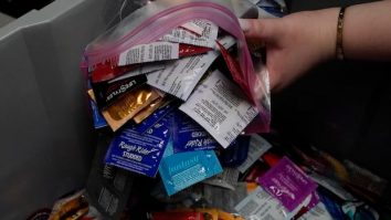 Prezervativele și medicamentele anti-supradoză devin „must have” pentru studenții din SUA. Părinții își trimit copiii la facultate cu noile „kituri de supraviețuire”, virale pe TikTok