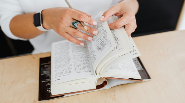 „Delulu”, „skibidi” și „tradwife” intră în Cambridge Dictionary, alături de alte 6.000 de cuvinte noi în 2025