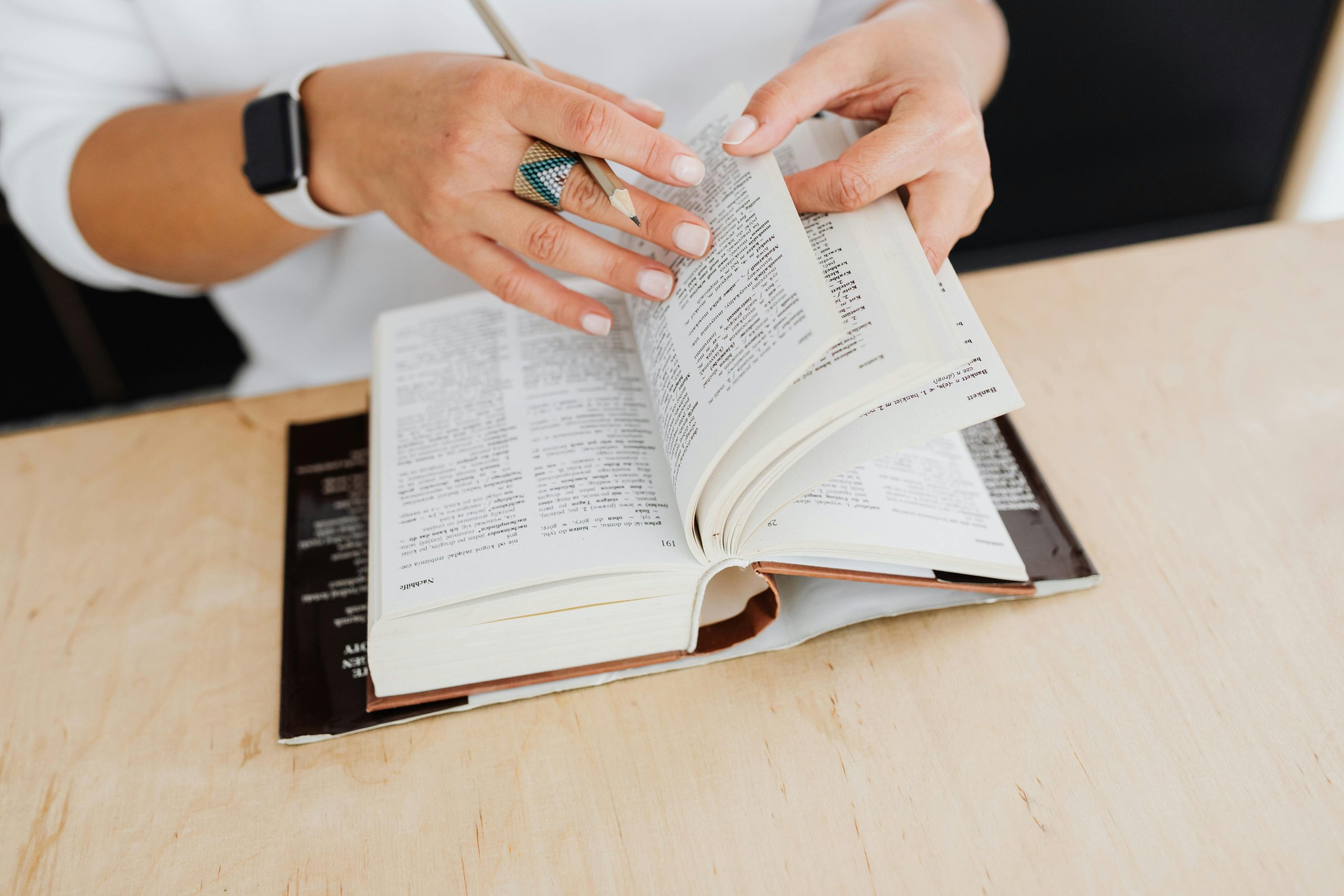 „Delulu”, „skibidi” și „tradwife” intră în Cambridge Dictionary, alături de alte 6.000 de cuvinte noi în 2025