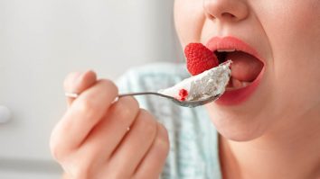 Un nou trend periculos pentru sănătate a apărut pe Tiktok, dieta „3 Bite Rule”. Cristian Mărgărit: „Are loc un efect declanșator și tind să mănânce mult mai mult ulterior”