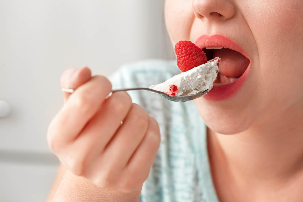 Un nou trend periculos pentru sănătate a apărut pe Tiktok, dieta „3 Bite Rule”. Cristian Mărgărit: „Are loc un efect declanșator și tind să mănânce mult mai mult ulterior”