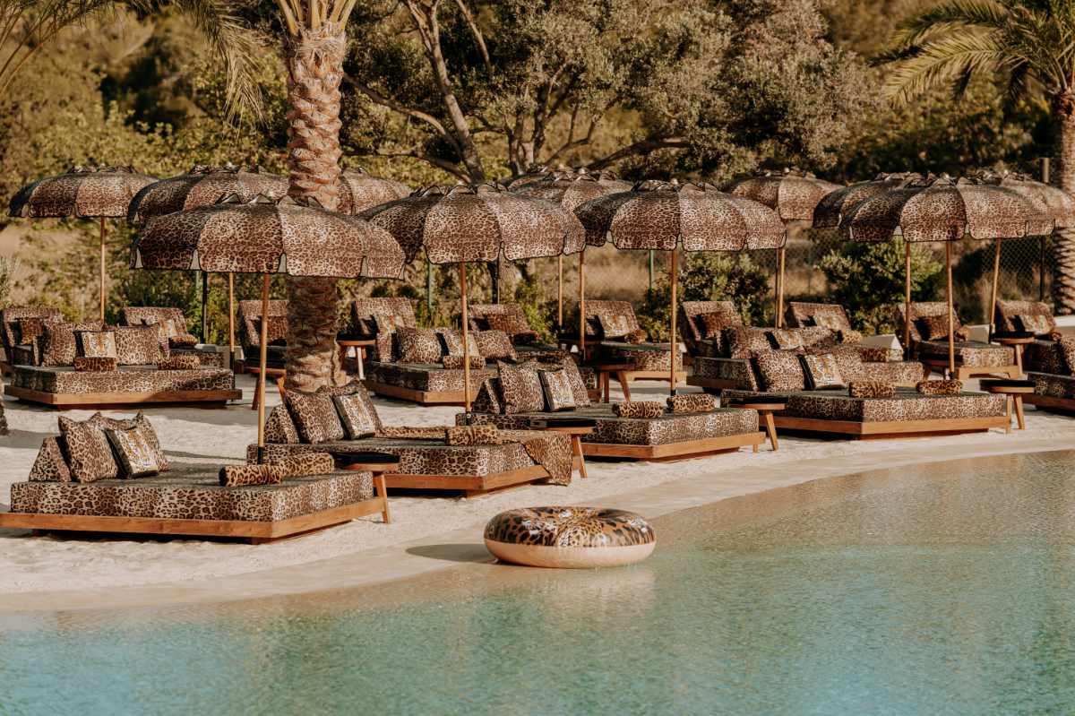 Cum arată harta vacanțelor de 5 stele? Dolce & Gabbana, Jacquemus și Louis Vuitton transformă plajele din Ibiza și Saint-Tropez