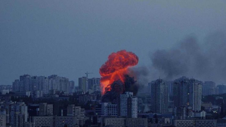 Noile atacuri cu drone rusești au lăsat peste 100.000 de locuințe din Ucraina fără energie electrică