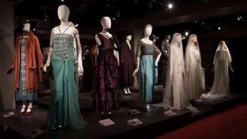 Costume de colecție din serialul „Downton Abbey” sunt scoase la licitație astăzi. Ce obiecte se remarcă la expoziție