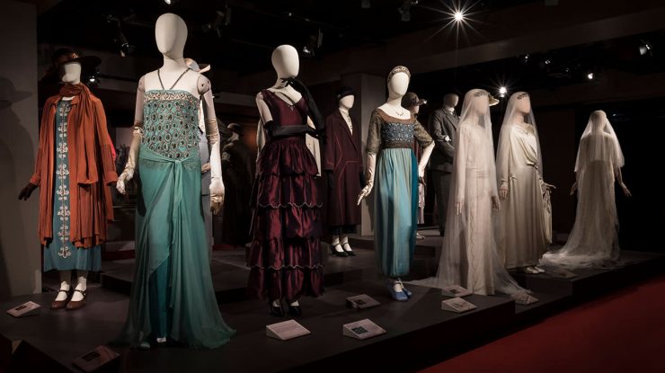 Costume de colecție din serialul „Downton Abbey” sunt scoase la licitație astăzi. Ce obiecte se remarcă la expoziție