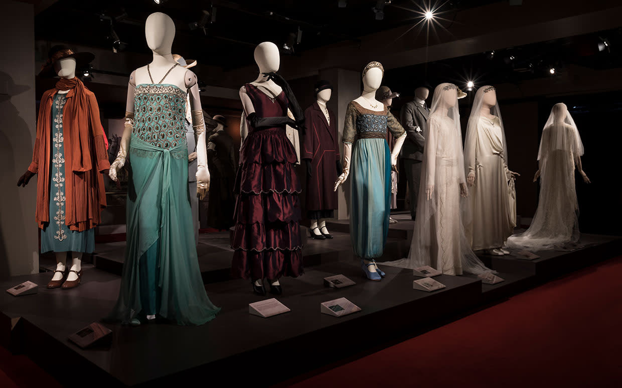Costume de colecție din serialul „Downton Abbey” sunt scoase la licitație astăzi. Ce obiecte se remarcă la expoziție