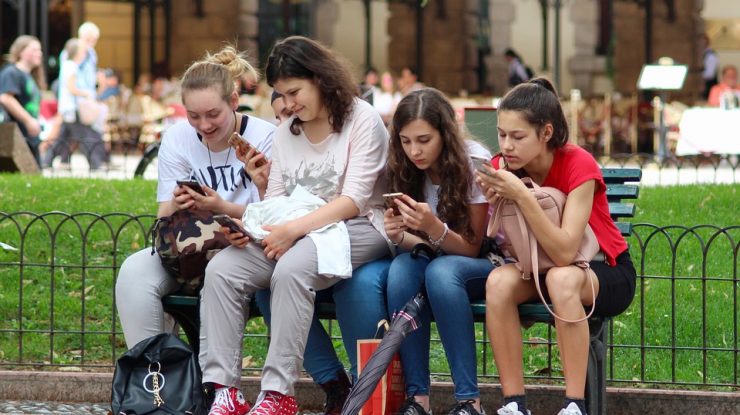Cât stă copilul tău în fața ecranelor? Aproape 80% dintre adolescenții români de 15 ani petrec peste 30 ore săptămânal pe dispozitive