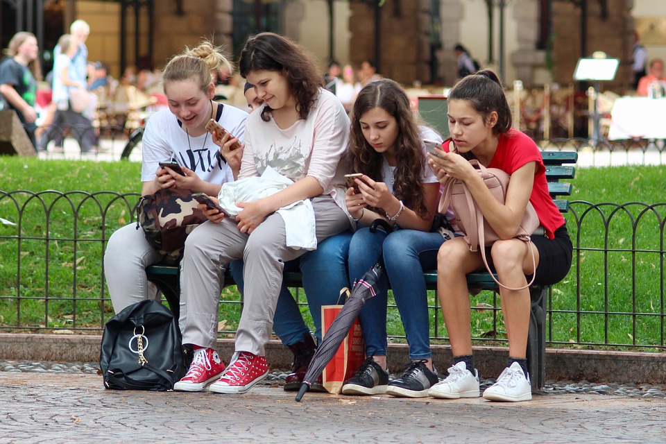 Cât stă copilul tău în fața ecranelor? Aproape 80% dintre adolescenții români de 15 ani petrec peste 30 ore săptămânal pe dispozitive