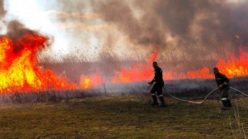 Incendiile de vegetație din România au distrus peste 1.000 de hectare în ultimele 24 de ore. Care sunt zonele cele mai afectate