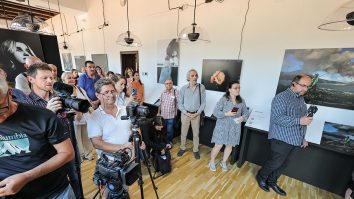 Expoziția „World Unseen” din Brașov transformă fotografia în artă tactilă accesibilă nevăzătorilor. Iulia Becheanu, organizatoarea: „Este mare nevoie de astfel de activități culturale dedicate lor”