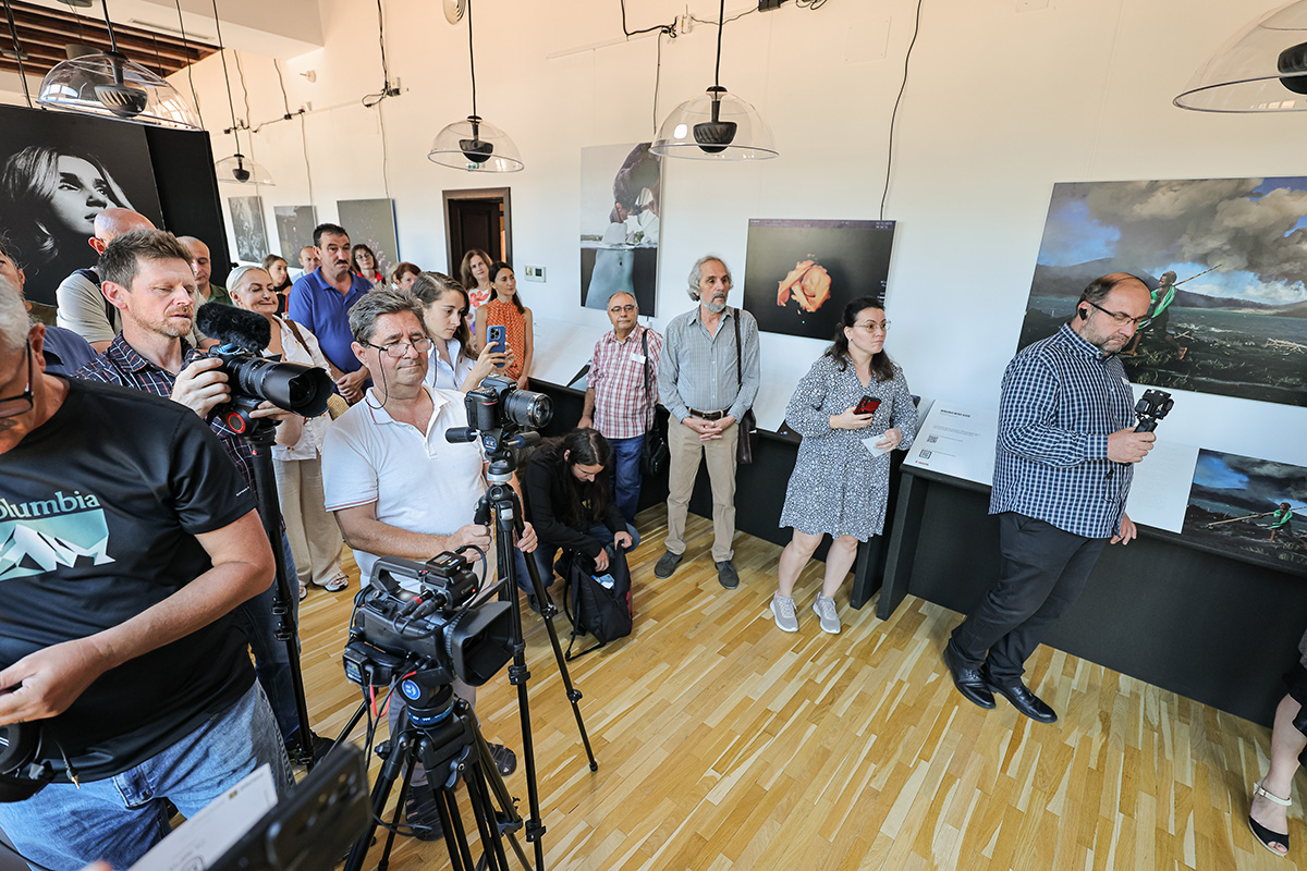 Expoziția „World Unseen” din Brașov transformă fotografia în artă tactilă accesibilă nevăzătorilor. Iulia Becheanu, organizatoarea: „Este mare nevoie de astfel de activități culturale dedicate lor”