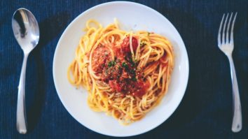 Mănânci sănătos dar nu slăbești? Un nou studiu dezvăluie la ce alimente trebuie să renunți