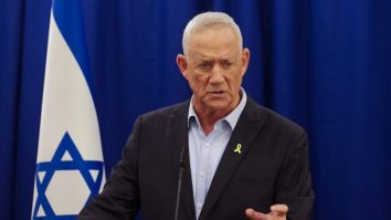 Benny Gantz face apel către Benjamin Netanyahu pentru formarea unui guvern care să permită eliberarea ostaticilor din Gaza