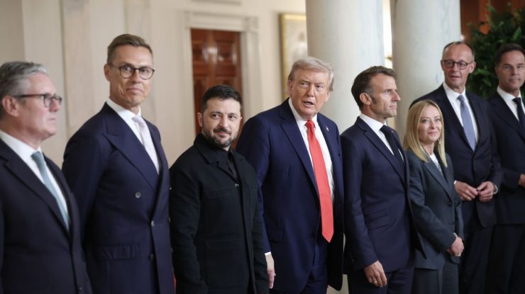 Trump părea impresionat că Zelenski a purtat costum și i-a mulțumit de șapte ori în 50 de secunde: „Nu-mi vine să cred. Îmi place!”