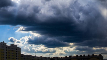 România se împarte mâine între ploi şi caniculă. A doua parte a săptămânii vine fără precipitații și cu maxime de 30-35°C