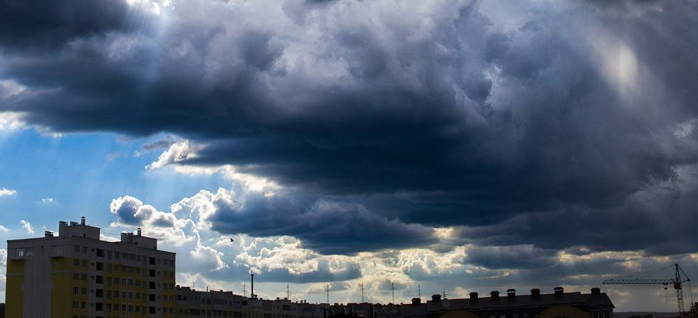 România se împarte mâine între ploi şi caniculă. A doua parte a săptămânii vine fără precipitații și cu maxime de 30-35°C