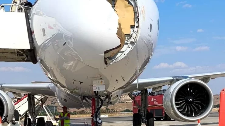 Vârful unui avion cu destinația Paris s-a rupt în urma impactului cu o pasăre. Aeronava plină cu pasageri a revenit de urgență la sol