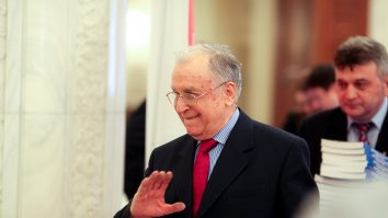 Ion Iliescu este în stare critică. Fostului Președinte, bolnav de cancer pulmonar, îi cedează organele. Cum se vor desfășura funeraliile în cazul decesului