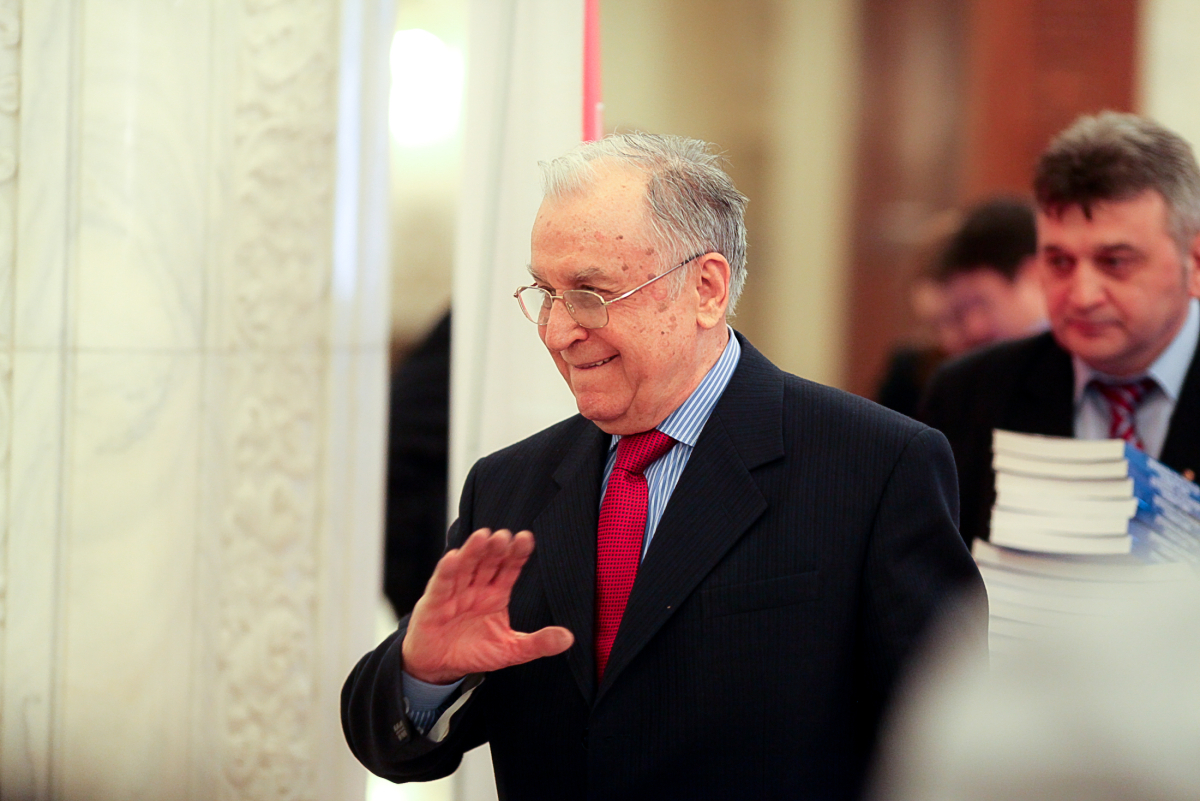 Ion Iliescu este în stare critică. Fostului Președinte, bolnav de cancer pulmonar, îi cedează organele. Cum se vor desfășura funeraliile în cazul decesului