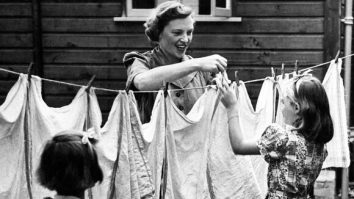 „Skibidi”, „tradwife” și „delulu” nu mai sunt doat trenduri, au intrat în liga mare. Cambridge le-a adăugat în dicționar