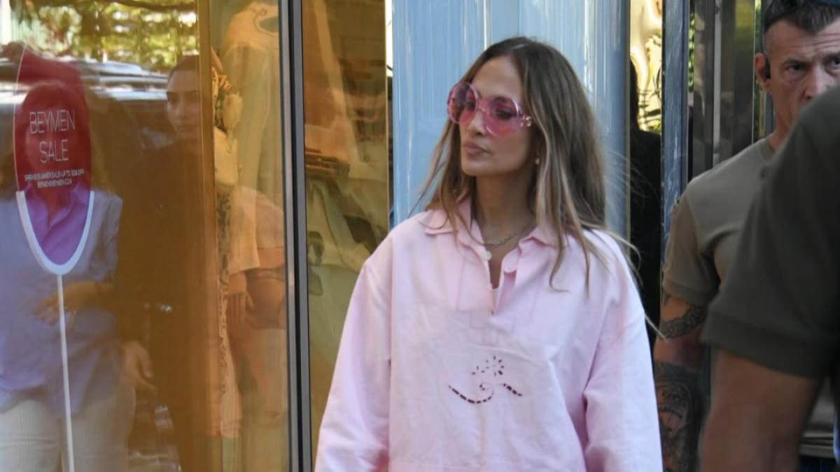 Jennifer Lopez n-a putut intra în magazinul Chanel din Istanbul. Paznicul a motivat că era la capacitate maximă de clienți