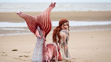 Îți pui coada de sirenă și evadezi din stres: „Mermaidingul” devine noua formă de fitness și artă subacvatică